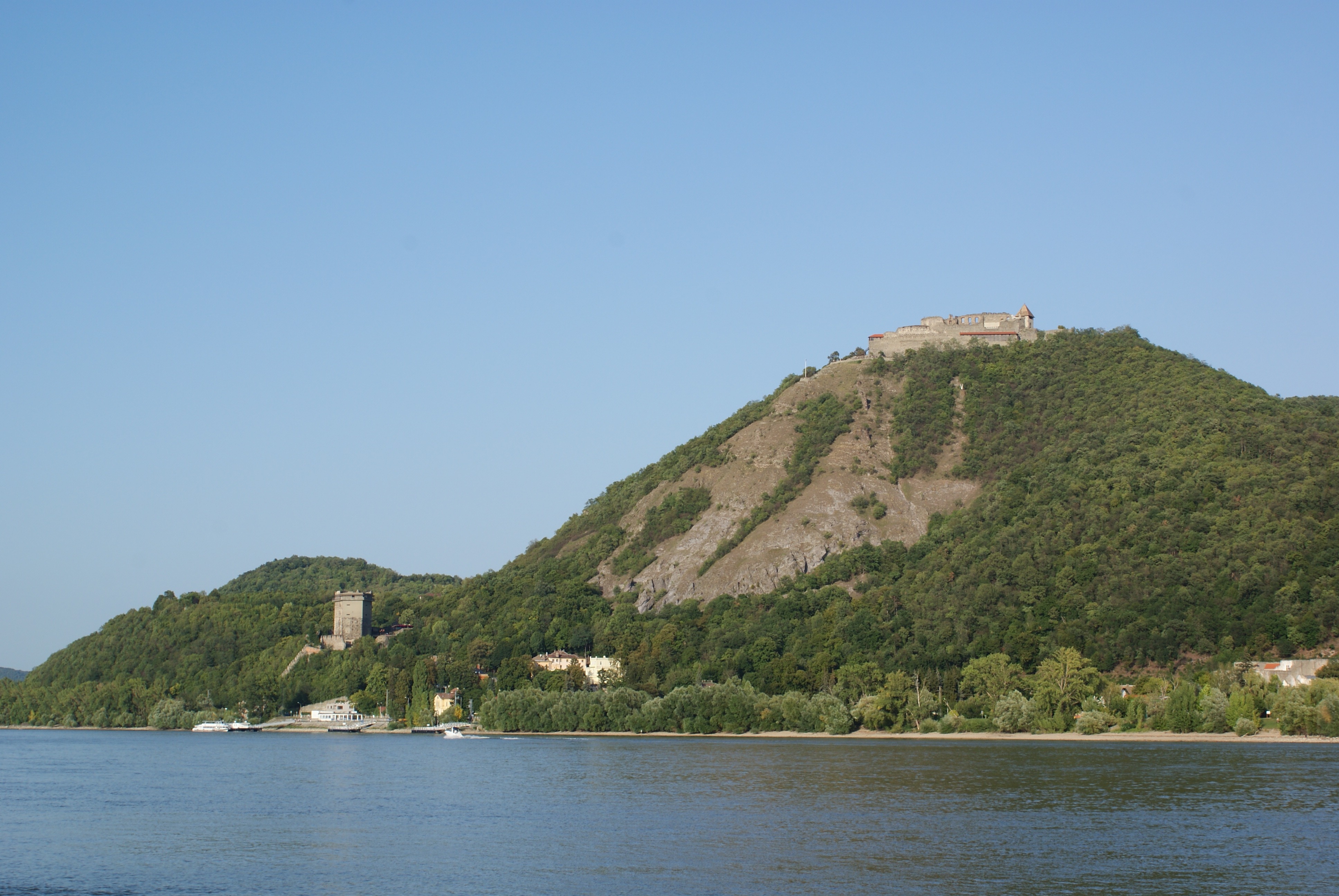 Visegrád Burg trohnt über der Donau